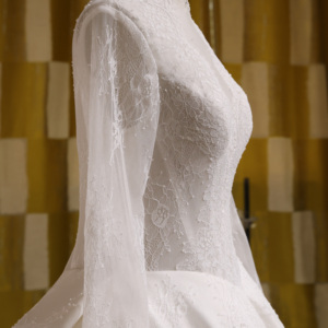 Robe de mariée élégante blanche grande taille à manches longues, col en V, haut en dentelle illusion, silhouette trapèze, traîne chapelle, sur mesure, vente en gros - Product Image 5