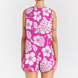 Mono playero informal y divertido con cuello en V y botones, hecho a medida, de alta calidad, 100% lino, con estampado hawaiano. - Product Image 3