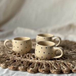 Tasses en céramique faites à la main de qualité supérieure, design minimaliste à pois avec poignée, vente en gros en stock - Product Image 3