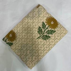 Tissu imprimé en coton beige cassé de qualité supérieure, orné de grands motifs floraux de chrysanthèmes jaunes moutarde avec des détails verts - Product Image 6