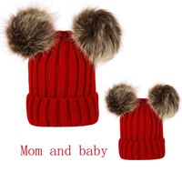Bonnet d'hiver chaud pour mère et fille, bonnets en fausse fourrure pour femmes et enfants, deux pompons doubles, bonnets en tricot de couleur unie, bonnets à pompons pour maman et moi