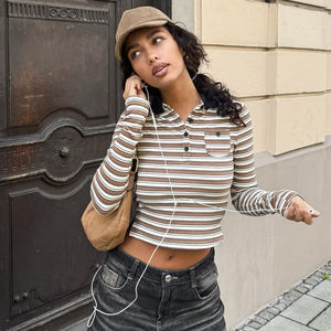 Top Corto de Punto Ajustado con Cuello Alto a Rayas en Contraste, Camiseta de Manga Larga Moderna y Estilizadora - Product Image 1