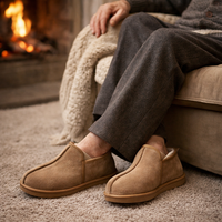 Chaussons d'hiver chauds à bout fermé pour homme, design confortable à enfiler, dessus en daim de vache, doublure en fausse fourrure, semelle légère antidérapante en EVA