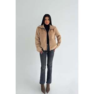 Manteau long beige en fourrure avec fermeture éclair, coupe ajustée, réversible, motif rayé imprimé, en laine teinte avec rembourrage en coton, en fourrure de renard fine - Product Image 3