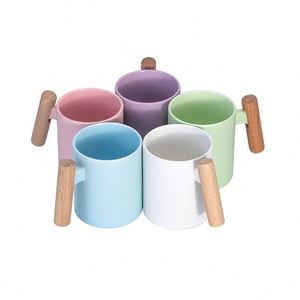 Mug en céramique mate noir et blanc, fait main, 320 ml (11 oz), avec poignée en bois - Fond plat M19 - Product Image 1