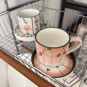 Set Tazza e Piattino in Ceramica da 270ml Dipinto a Mano con Motivi di Fragole e Fiori, Tazza da Caffè in Stile Pastorale Fresco per Tè del Pomeriggio - Product Image 1