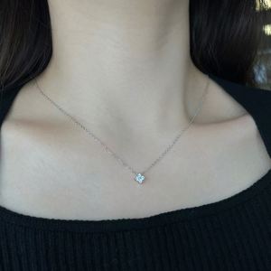 สร้อยคอจี้รูปใบโคลเวอร์สี่แฉก Dylam ทอง 18K ประดับเพชรซิร์โคเนีย 5A สำหรับผู้หญิง สาวๆ ของขวัญวันครบรอบ วันวาเลนไทน์ - Product Image 5