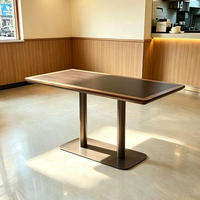 Table de café BST en noyer foncé avec plateau noir et chaises en cuir à dossier en rotin pour café