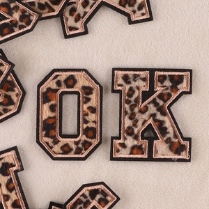 Patchs thermocollants écologiques à imprimé léopard de 6 cm avec broderie de lettres, 26 lettres de l'alphabet en chenille étoilée pour vêtements DIY - Product Image 3