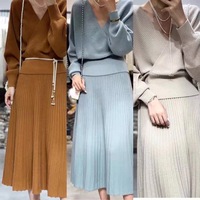 Vendeurs de vêtements hiver mode jupe plissée chauve-souris lâche côtelé col en v multicolore tricoté deux pièces ensemble femmes costume