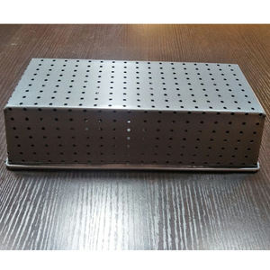 Bandeja de hornear rectangular perforada de acero al carbono de 27x13x19.5cm para pasteles y productos horneados, apta para lavavajillas. - Product Image 3