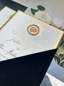Ensemble <span class=keywords><strong>d</strong></span>'invitations en velours avec invitations à poche faciles à insérer, invitations personnalisées en velours avec <span class=keywords><strong>carte</strong></span> RSVP et étiquette nominative monogrammée dorée - Product Image 6