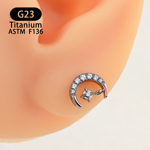 Boucles d'oreilles en titane en forme de lune G23 incrustées de zircon pour piercing du cartilage de l'oreille - Product Image 1