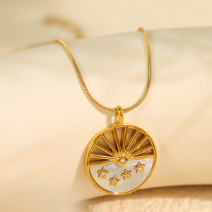 Collar con colgante de sol y luna de nácar blanco en acero inoxidable chapado en oro de 18 quilates con circonitas en forma de estrella para mujer, para uso diario. - Product Image 2