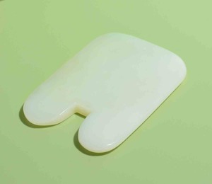 Mejor precio 100% Natural Anti-envejecimiento verde Jade masajeador Facial Xiuyan Jade Gua Sha terapia con Control de sincronización para adelgazar la cara - Product Image 2
