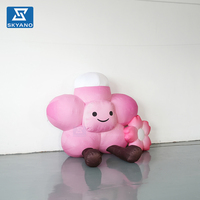 Personnage de dessin animé gonflable floqué personnalisé Tsingtao Beer, motif floral rose, pour événement extérieur, promotion de marque, décoration