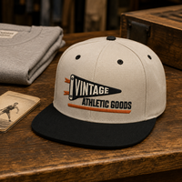 Gorra Snapback de Marca con Corona Alta y Visera Plana, Bordado Vintage de Estandarte, Empaque Minorista para Tiendas de Moda Urbana con Etiqueta Personalizada