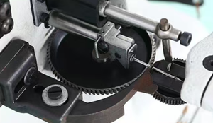 Machine à coudre pour fourrures de moyenne et grande capacité, équipement de production de cuir pour semelles de chaussures et articles en cuir - Product Image 4