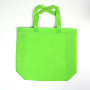 Bolsas de tela no tejida universales para publicidad de ropa, venta al por mayor del fabricante, con base angulada, logotipo serigrafiado y parche reciclable - Product Image 1