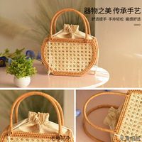 Panier cylindrique en osier fait main de style campagnard avec fermeture à cordon pour le rangement et les pique-niques ; en rotin tressé à la main