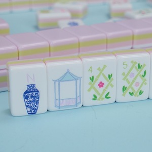 Jeu de Mahjong artisanal haut de gamme blanc minimaliste avec tuiles en acrylique pour divertissement festif - Product Image 6