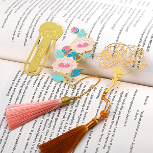 ที่คั่นหนังสือโลหะเคลือบลายแมวอ่านหนังสือแบบน่ารัก ดีไซน์แปลกตา ทำจากโลหะผสมสังกะสี พร้อมการ์ดบรรจุภัณฑ์ - Product Image 5