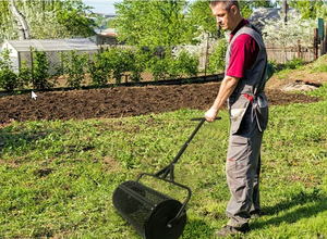 Customizable Steel Roller Spreader Easy to Assemble Mesh Compost Spreader for Lawn and Garden <strong>Topsoil</strong> - Product Image 6