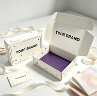 Boîte d'expédition en carton ondulé personnalisée avec impression de motifs délicats et impression de marque à l'intérieur pour l'emballage de produits artisanaux et les petites entreprises créatives