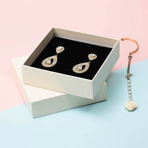 Boîte d'emballage cadeau de luxe recyclable pour collier et pendentif avec logo personnalisé Boîte à ruban losange en papier rigide pour bijoux en forme de cœur - Product Image 2