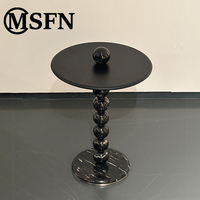 Sphère artistique moderne en marbre noir et blanc Table d'appoint à colonnes Intérieurs de luxe pour les salons d'hôtel Dessus en métal Base en marbre veiné