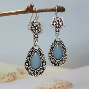 Orecchini Pendenti Boho con Luna Intagliata e Dettagli in Stile Opale, Design Vintage, Accessori di Moda per Donne - Product Image 3