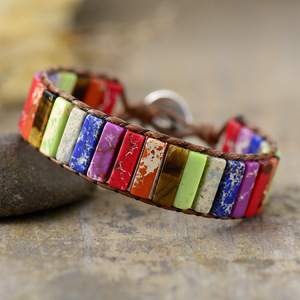 Bracelet en cuir avec pierres synthétiques colorées, serti en clos, style mode, de la collection Imperial Stone Jewelry - Product Image 1