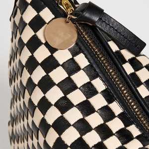 Bolso Bandolera de Cuero a Cuadros Negro Personalizado para Mujer, Bolso de Viaje Casual, Bolso Grande Clásico, Ajustable e Impermeable - Product Image 4