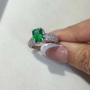 แหวนค็อกเทลทองคำขาว 9KT ประดับมรกตเพาะเลี้ยงในห้องปฏิบัติการและเพชรแบบฝังกรงเล็บ - Product Image 1