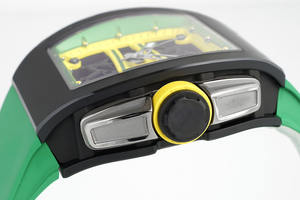 La conception à cadran ouvert et creux vous permet d'observer le mouvement du mécanisme. Montre mécanique de grande taille en fibre de carbone. - Product Image 3