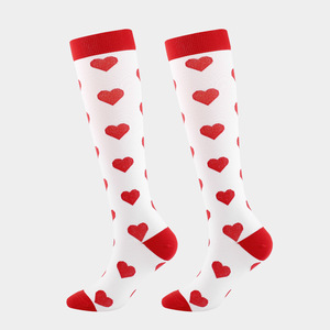 Chaussettes de compression pour femmes, hauteur genou, motif cœur arc-en-ciel, chaussettes de sport décontractées pour l'extérieur, classe 1, nylon 75% - Product Image 5