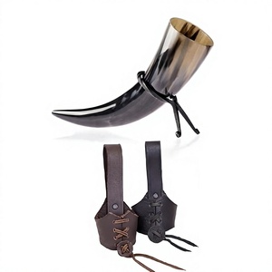 Taza para beber hecha a mano de cuerno de búfalo, estilo rústico natural con correa de cuero para coleccionables de arte. - Product Image 1