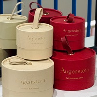 Caja de Regalo Redonda Beige de Lujo con Asa de Perlas, Caja de Embalaje Cilíndrica con Logotipo Personalizado en Relieve para Recuerdos de Boda/Damas de Honor/Fiestas