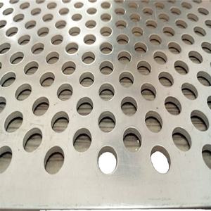 Placa de Aluminio Perforada con Tejido Twill, Acabado Anodizado Transparente de 10 Micras, Orificios de 6.35mm de Diámetro, para Construcción, con Soldadura - Product Image 1