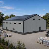 Bâtiment d'entrepôt extérieur en structure acier avec porte coulissante et toit à panneaux solaires pour usage en cour