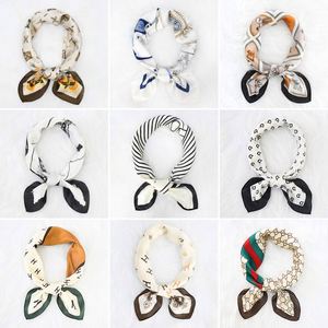 Foulard carré en soie élégant et polyvalent pour femme, imprimé trèfle à quatre feuilles, 70*70 cm, vente en gros YKH0096 - Product Image 3