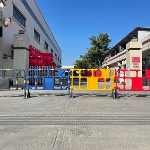 Barrière de circulation en plastique rouge avec panneau d'interdiction d'accès, barricade temporaire en HDPE pour le contrôle des foules, la sécurité routière et la construction - Product Image 5
