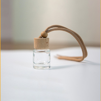 Diffuseur de voiture cylindrique 8 ml avec bouchon couronne - Verre dégradé noir/transparent gravé motif givré, couvercle en bois noir et cordon
