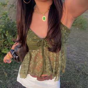 เสื้อสายเดี่ยวลูกไม้สีเขียวสไตล์วินเทจลายป่าสำหรับผู้หญิง ดีไซน์ไม่สมมาตร คอวีเซ็กซี่ เนื้อผ้าเบาสบายสำหรับฤดูร้อน - Product Image 3