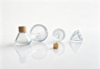 Bouteille d'huile aromatique en verre transparent de forme conique moderne de 100 ml et 200 ml, flacon vide en verre carré pyramidal pour diffuseur à bâtonnets avec bouchons