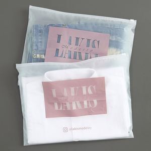 ถุงแพ็คเสื้อยืดพลาสติกใสแบบมีซิป พิมพ์โลโก้ได้ตามต้องการ รีไซเคิลได้ สำหรับบรรจุภัณฑ์เสื้อผ้าและเครื่องสำอาง ลดราคาพิเศษ - Product Image 3