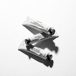 CosmicMansion Crema de Manos Fórmula K-Beauty con Aroma a Perfume Cuidado Diario de la Piel Para Todo Tipo de Piel 30ml Producto para el Cuidado Corporal - Product Image 1