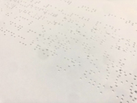 Impression en relief et en braille, impression en braille, panneaux et icônes codés par couleur