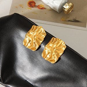 Boucles d'oreilles clous carrées texturées irrégulières en acier inoxydable plaqué or 18 carats, bijoux de créateur pour femmes, vente en gros - Product Image 6