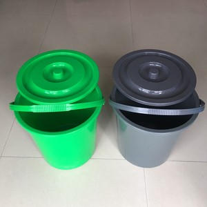Le fabricant propose des poubelles rondes en plastique de 10L et 15L avec couvercles et poignées. - Product Image 1
